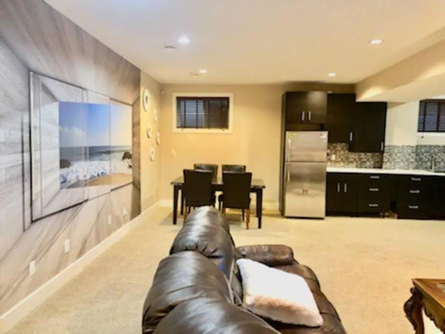 Vila Luxury 3700 Sq/ 5 Bedroom/ Jettedtub/ 4 Fireplaces Edmonton
