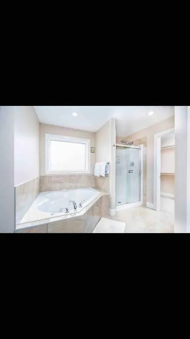 Luxury 3700 Sq/ 5 Bedroom/ Jettedtub/ 4 Fireplaces Edmonton Vila