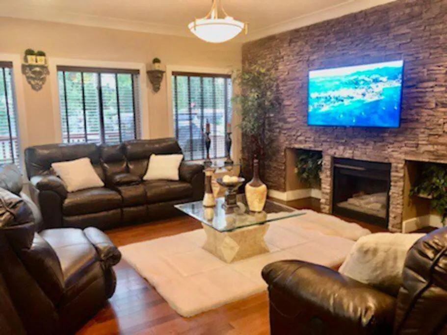 Luxury 3700 Sq/ 5 Bedroom/ Jettedtub/ 4 Fireplaces Edmonton Vila