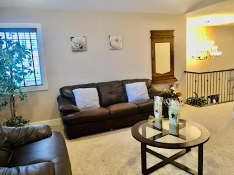 Luxury 3700 Sq/ 5 Bedroom/ Jettedtub/ 4 Fireplaces Edmonton 0*,  Kanada