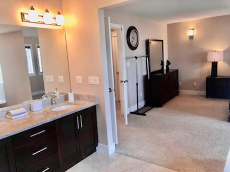 Luxury 3700 Sq/ 5 Bedroom/ Jettedtub/ 4 Fireplaces Edmonton Kanada