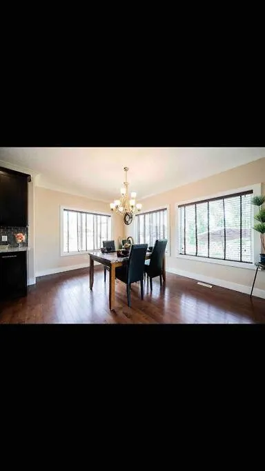 Vila Luxury 3700 Sq/ 5 Bedroom/ Jettedtub/ 4 Fireplaces Edmonton Kanada