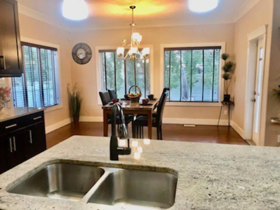Luxury 3700 Sq/ 5 Bedroom/ Jettedtub/ 4 Fireplaces Edmonton 0*,  Kanada