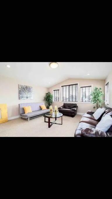 Luxury 3700 Sq/ 5 Bedroom/ Jettedtub/ 4 Fireplaces Edmonton