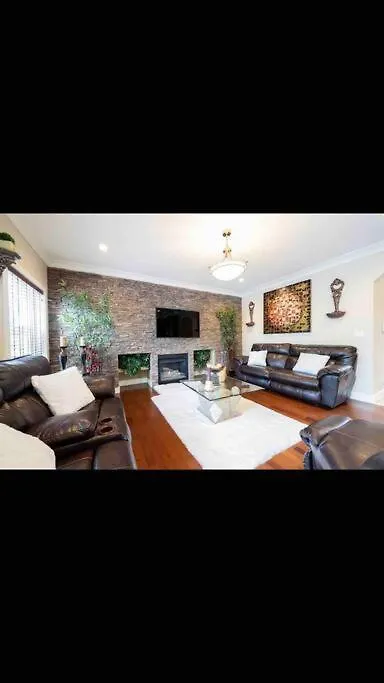 Vila Luxury 3700 Sq/ 5 Bedroom/ Jettedtub/ 4 Fireplaces Edmonton