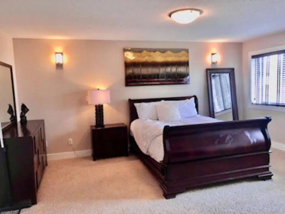 Vila Luxury 3700 Sq/ 5 Bedroom/ Jettedtub/ 4 Fireplaces Edmonton