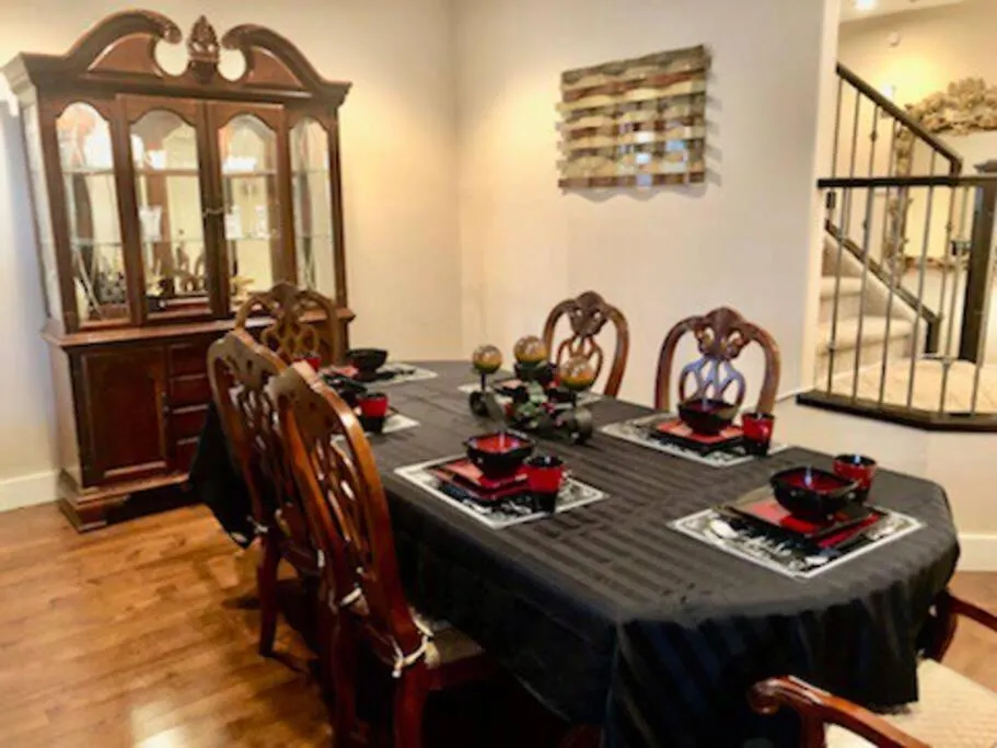 Luxury 3700 Sq/ 5 Bedroom/ Jettedtub/ 4 Fireplaces Edmonton 0*,  Kanada
