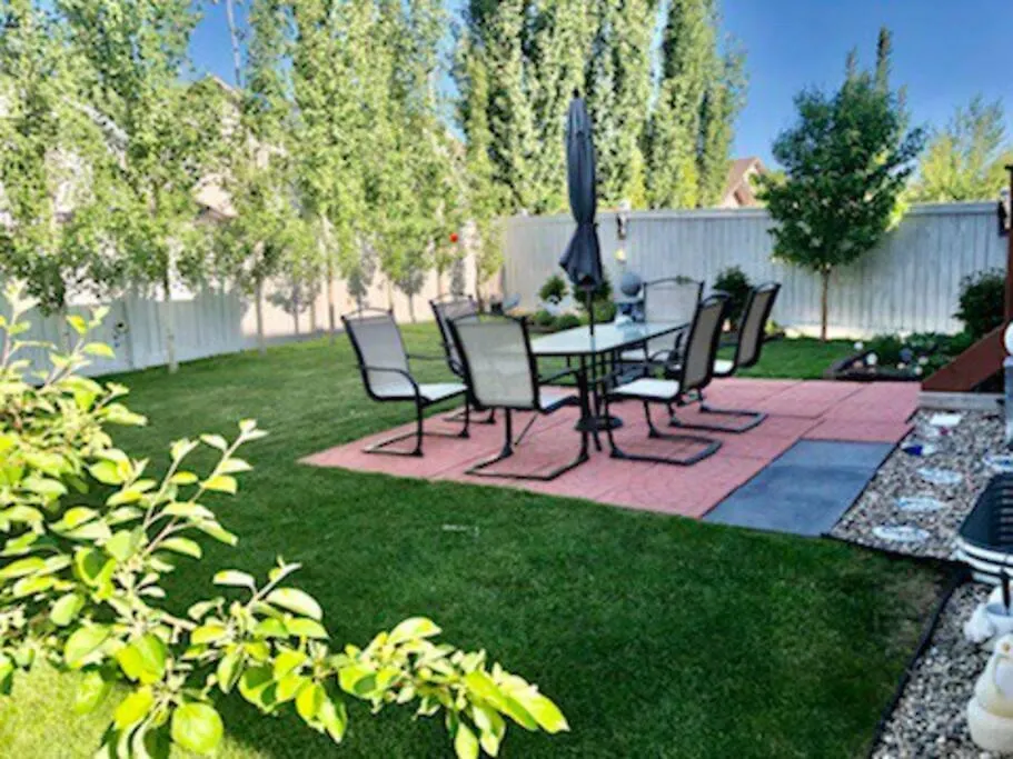 Luxury 3700 Sq/ 5 Bedroom/ Jettedtub/ 4 Fireplaces Edmonton Vila