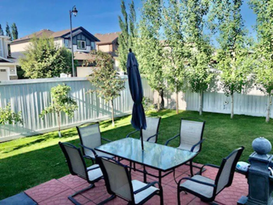 Vila Luxury 3700 Sq/ 5 Bedroom/ Jettedtub/ 4 Fireplaces Edmonton Kanada