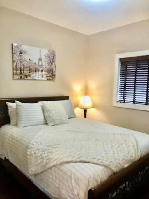 Luxury 3700 Sq/ 5 Bedroom/ Jettedtub/ 4 Fireplaces Edmonton