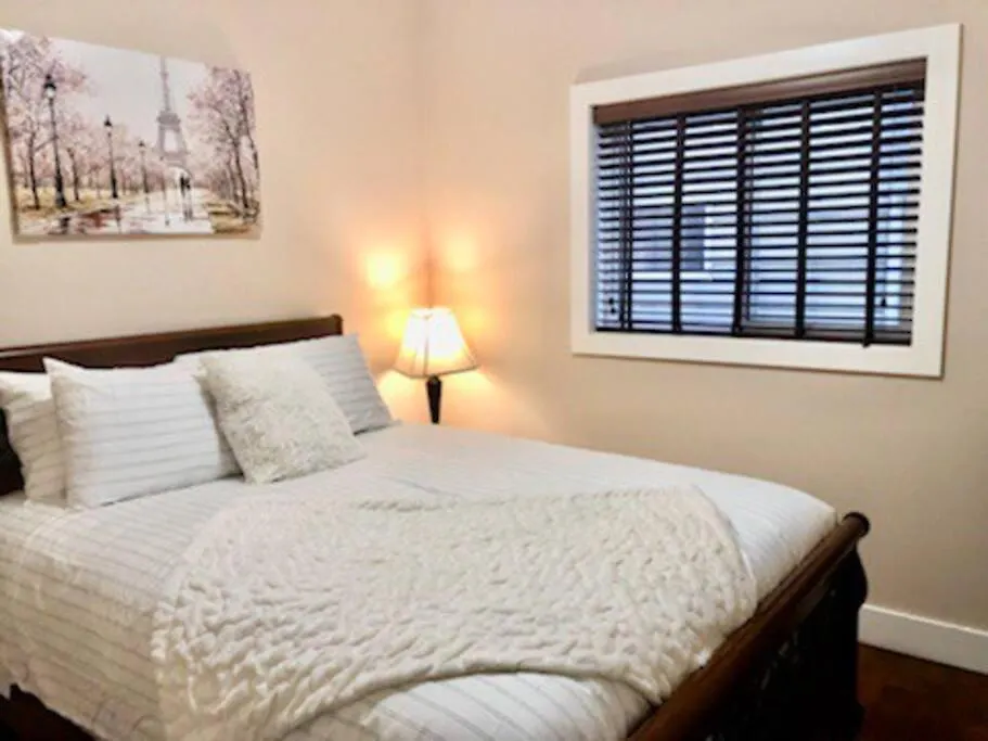 Luxury 3700 Sq/ 5 Bedroom/ Jettedtub/ 4 Fireplaces Edmonton Kanada