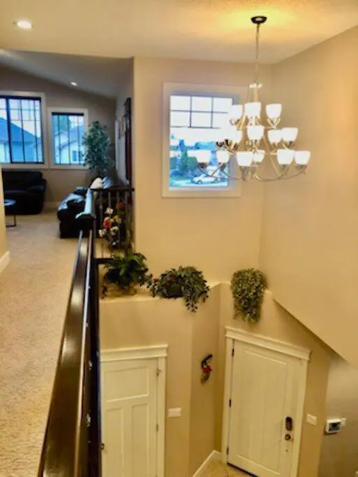 Vila Luxury 3700 Sq/ 5 Bedroom/ Jettedtub/ 4 Fireplaces Edmonton