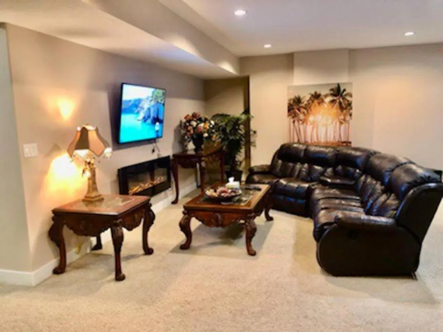 Luxury 3700 Sq/ 5 Bedroom/ Jettedtub/ 4 Fireplaces Edmonton 0*,  Kanada