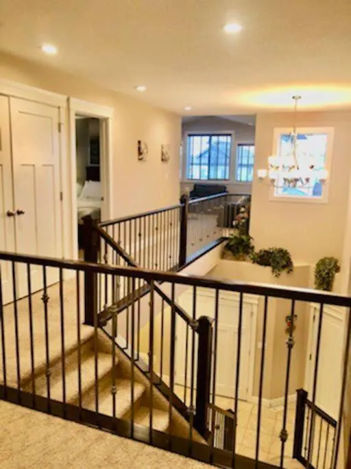 Luxury 3700 Sq/ 5 Bedroom/ Jettedtub/ 4 Fireplaces Edmonton Kanada