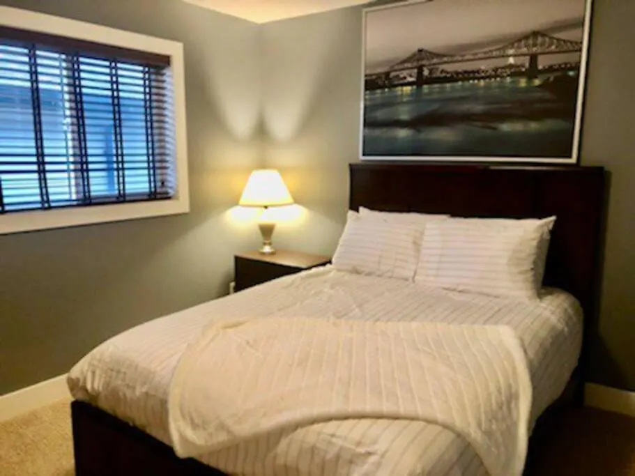Luxury 3700 Sq/ 5 Bedroom/ Jettedtub/ 4 Fireplaces Edmonton 0*,