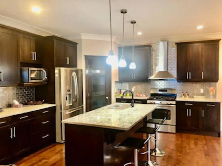 Luxury 3700 Sq/ 5 Bedroom/ Jettedtub/ 4 Fireplaces Edmonton Vila