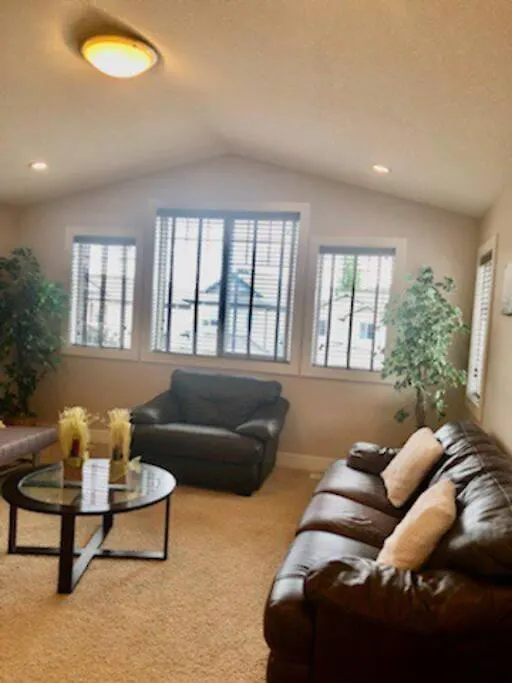 Vila Luxury 3700 Sq/ 5 Bedroom/ Jettedtub/ 4 Fireplaces Edmonton