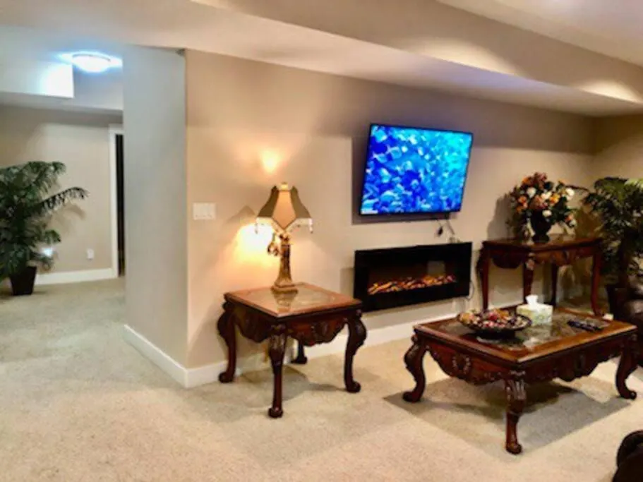 Luxury 3700 Sq/ 5 Bedroom/ Jettedtub/ 4 Fireplaces Edmonton Vila