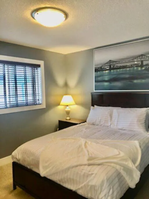 Luxury 3700 Sq/ 5 Bedroom/ Jettedtub/ 4 Fireplaces Edmonton 0*,  Kanada
