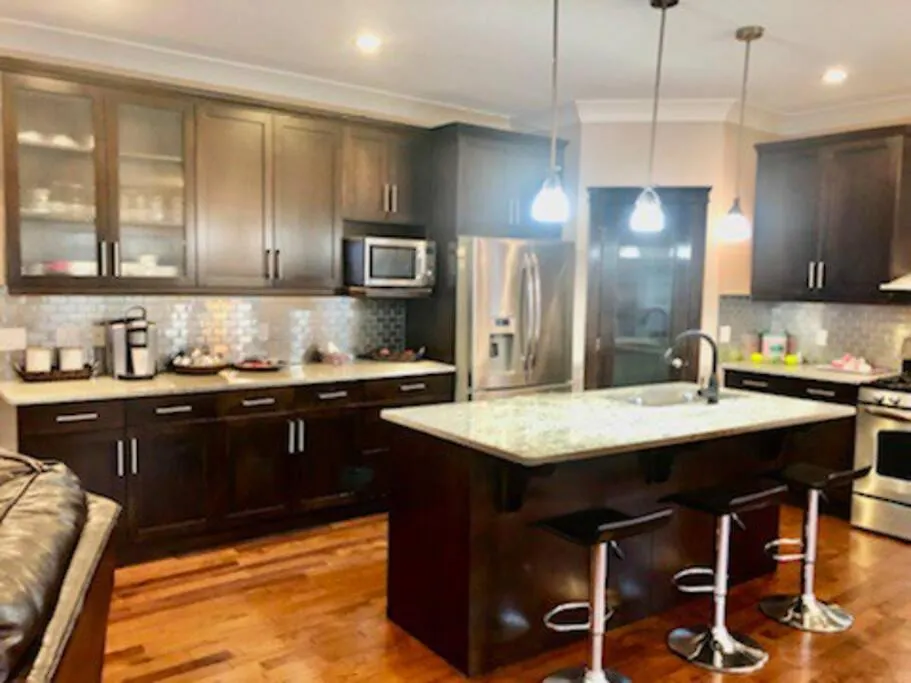 Vila Luxury 3700 Sq/ 5 Bedroom/ Jettedtub/ 4 Fireplaces Edmonton