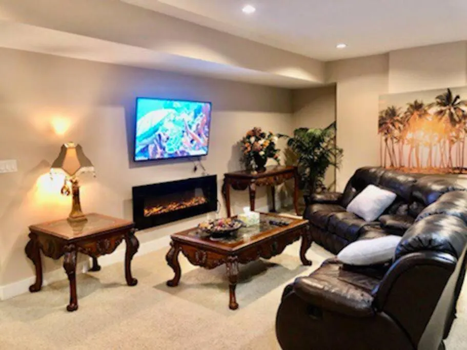 Luxury 3700 Sq/ 5 Bedroom/ Jettedtub/ 4 Fireplaces Edmonton Kanada