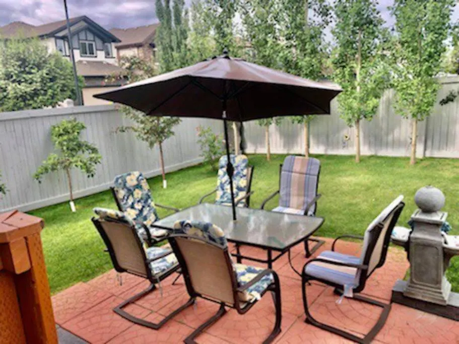 Luxury 3700 Sq/ 5 Bedroom/ Jettedtub/ 4 Fireplaces Edmonton Vila