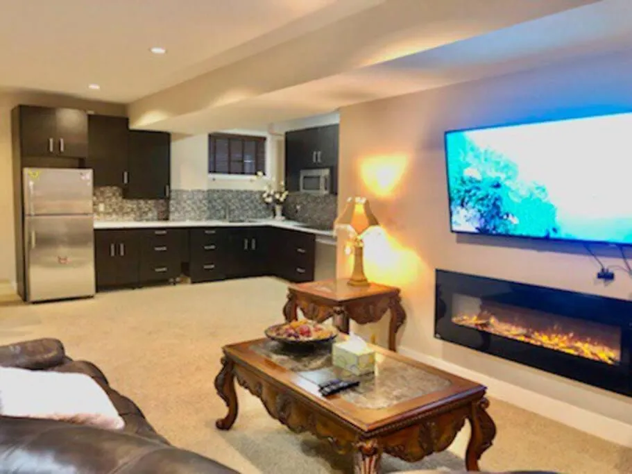 Vila Luxury 3700 Sq/ 5 Bedroom/ Jettedtub/ 4 Fireplaces Edmonton Kanada