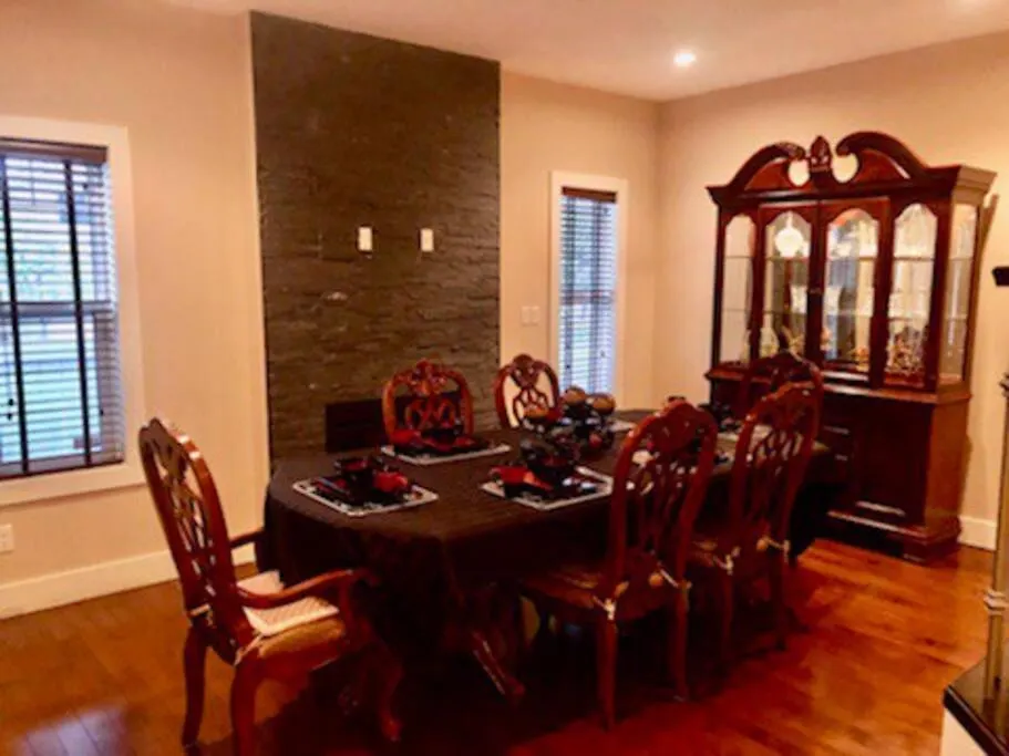 Vila Luxury 3700 Sq/ 5 Bedroom/ Jettedtub/ 4 Fireplaces Edmonton