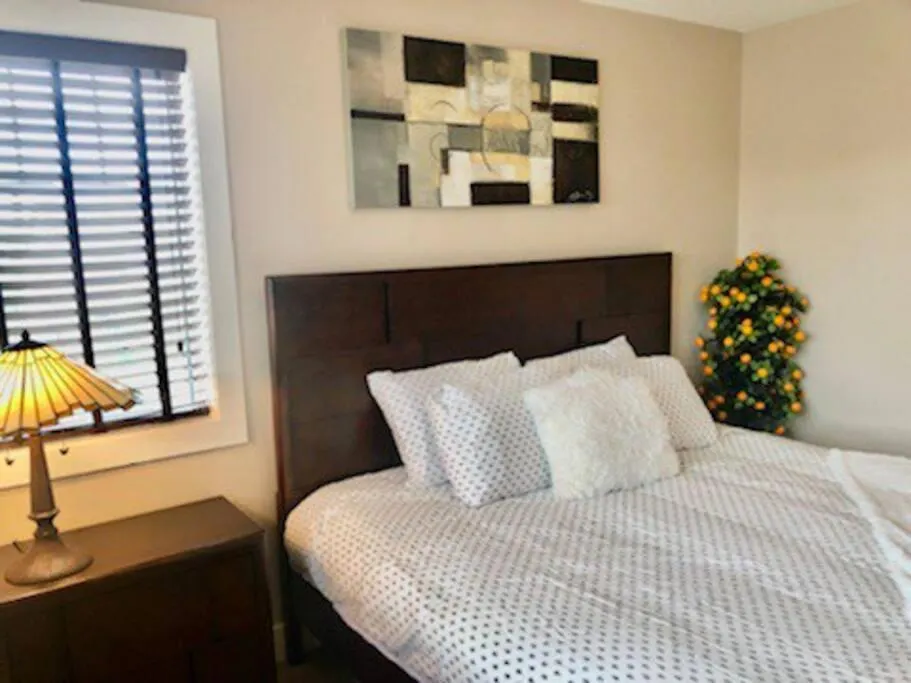 Luxury 3700 Sq/ 5 Bedroom/ Jettedtub/ 4 Fireplaces Edmonton Vila