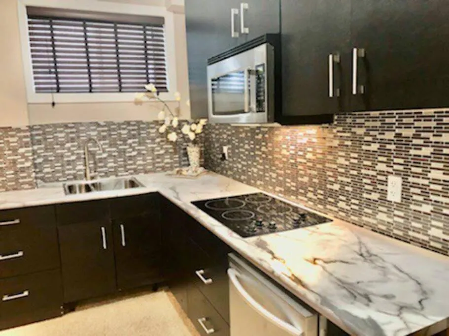 Luxury 3700 Sq/ 5 Bedroom/ Jettedtub/ 4 Fireplaces Edmonton