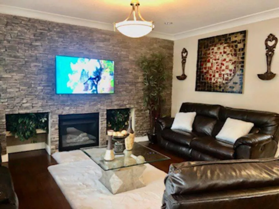 Vila Luxury 3700 Sq/ 5 Bedroom/ Jettedtub/ 4 Fireplaces Edmonton