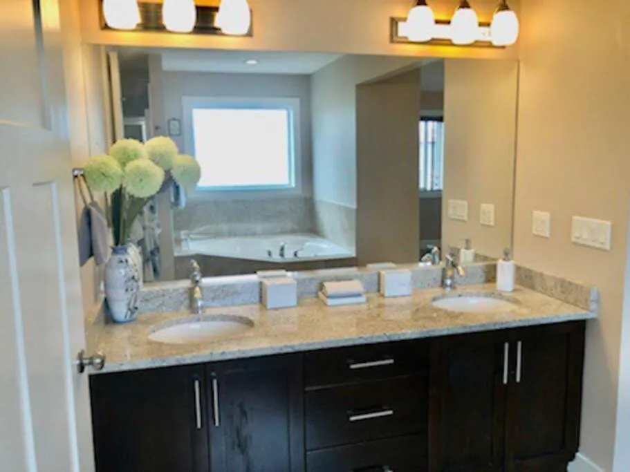 Luxury 3700 Sq/ 5 Bedroom/ Jettedtub/ 4 Fireplaces Edmonton Vila