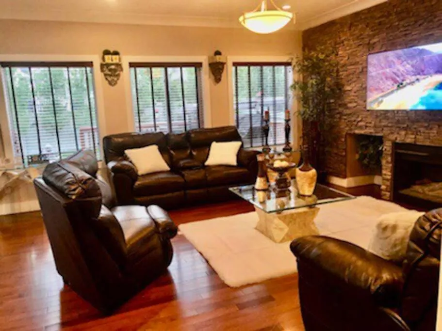 Luxury 3700 Sq/ 5 Bedroom/ Jettedtub/ 4 Fireplaces Έντμοντον Βίλα