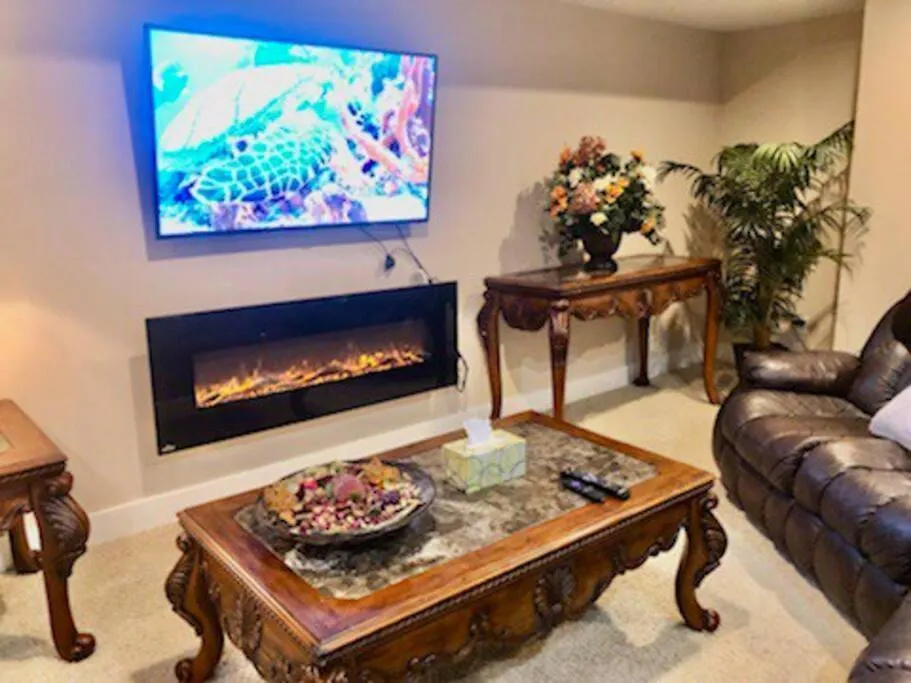 Luxury 3700 Sq/ 5 Bedroom/ Jettedtub/ 4 Fireplaces Έντμοντον